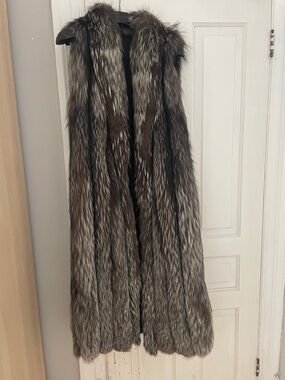 Fabulous Silver Fox vintage long vest.
Fur is in a great condition ( real fur).